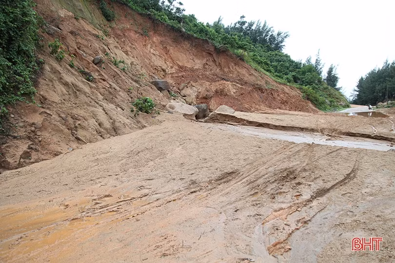 Khó khăn trong khắc phục đất đá sạt lở chắn ngang các tuyến đường ở Hà Tĩnh