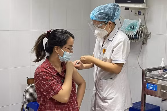 “Dính” bầu ngay sau khi tiêm vaccine phòng COVID-19, chị em có nên lo lắng?