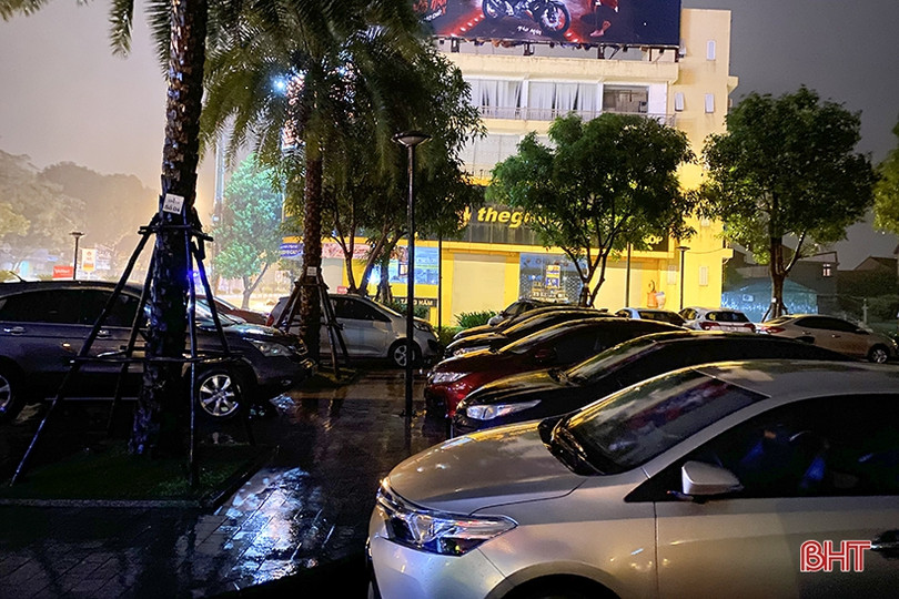 Tìm nơi gửi “xế hộp” trong đêm ở TP Hà Tĩnh