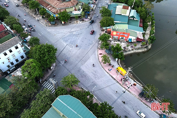 Vạch kẻ đường bong tróc tại nhiều giao lộ ở TP Hà Tĩnh