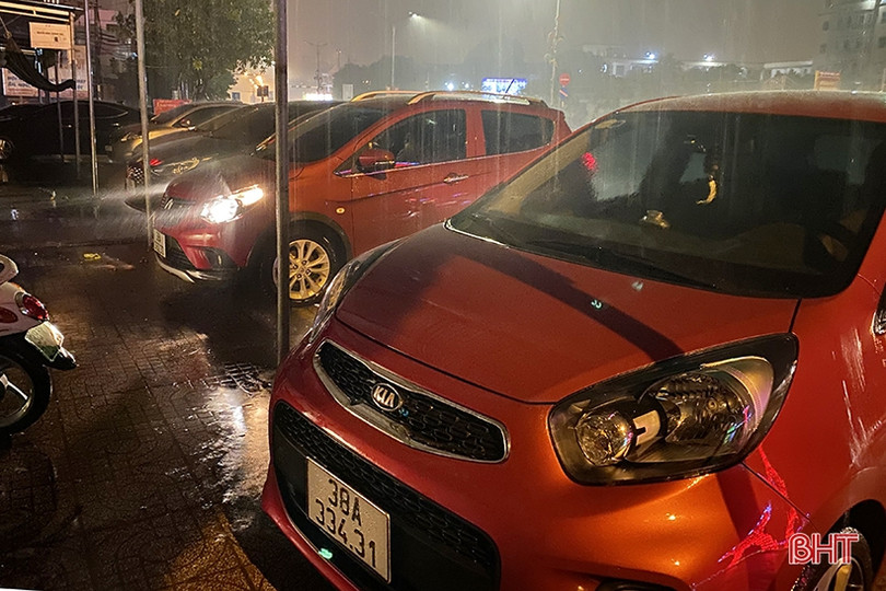 Tìm nơi gửi “xế hộp” trong đêm ở TP Hà Tĩnh