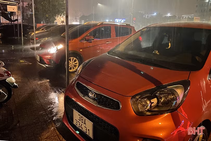 Tìm nơi gửi “xế hộp” trong đêm ở TP Hà Tĩnh