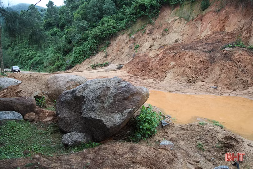 Khó khăn trong khắc phục đất đá sạt lở chắn ngang các tuyến đường ở Hà Tĩnh