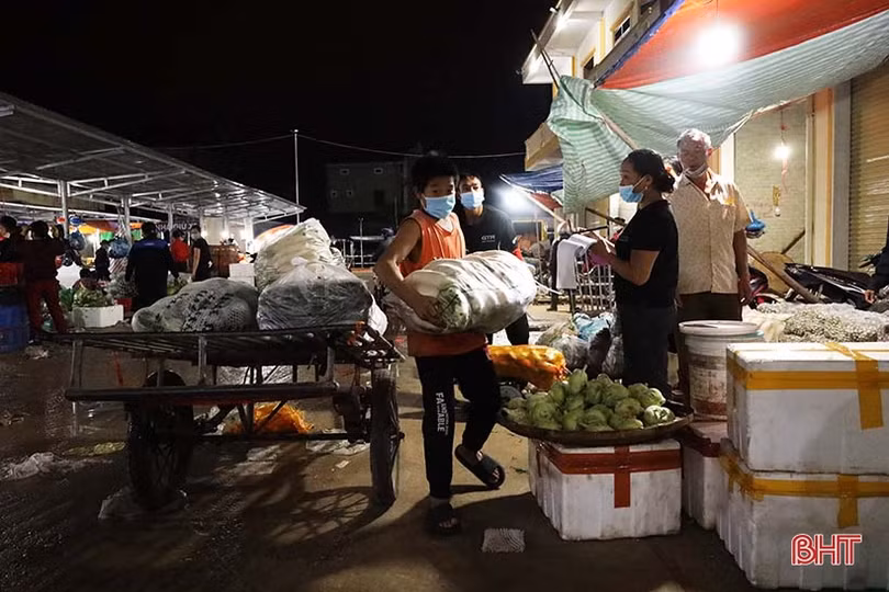 Đi chợ đêm nông sản Bình Hương