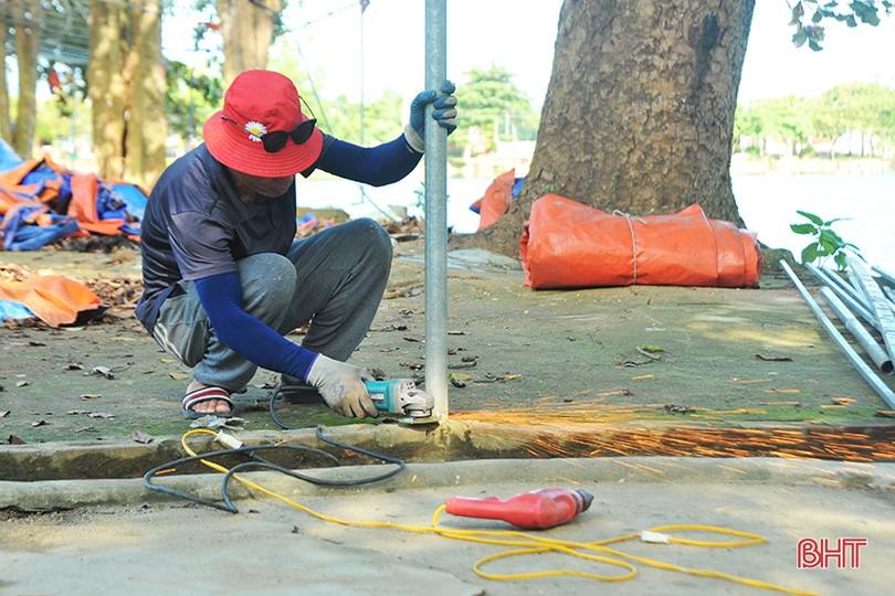 Tiểu thương tháo dỡ ki-ốt, bàn giao mặt bằng cải tạo hồ Bình Sơn ở phố núi Hà Tĩnh ảnh 9 Tiểu thương tháo dỡ ki-ốt, bàn giao mặt bằng cải tạo hồ Bình Sơn ở phố núi Hà Tĩnh