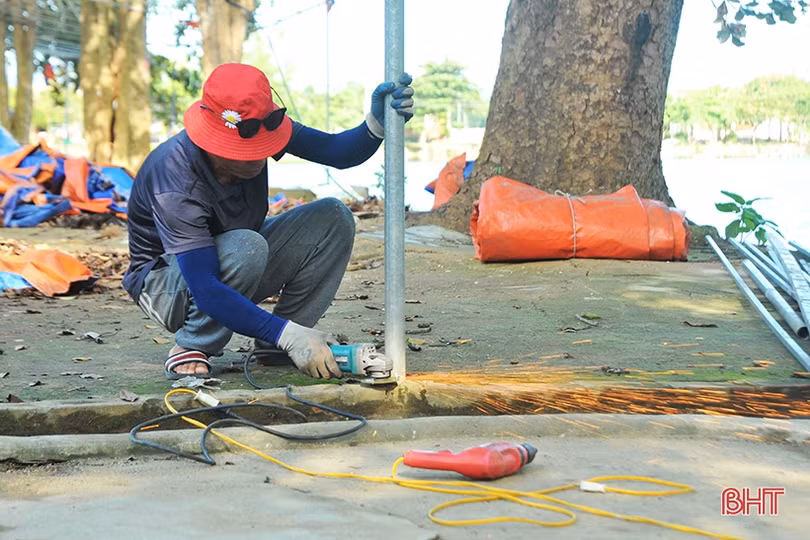 Tiểu thương tháo dỡ ki-ốt, bàn giao mặt bằng cải tạo hồ Bình Sơn ở phố núi Hà Tĩnh