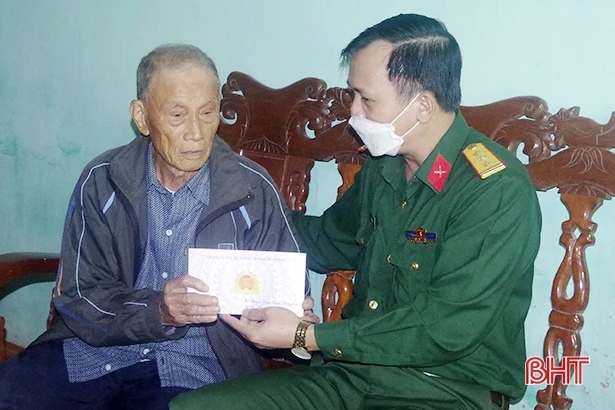 Bộ CHQS tỉnh tặng quà các gia đình từng trực tiếp tham gia mở đường Hồ Chí Minh trên biển