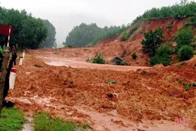 Sạt lở núi, đường Thạch Khê - Vũng Áng, tỉnh lộ 551 ở huyện Kỳ Anh không thể lưu thông