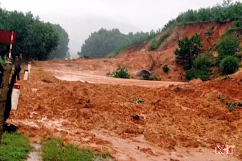 Sạt lở núi, đường Thạch Khê - Vũng Áng, tỉnh lộ 551 ở huyện Kỳ Anh không thể lưu thông