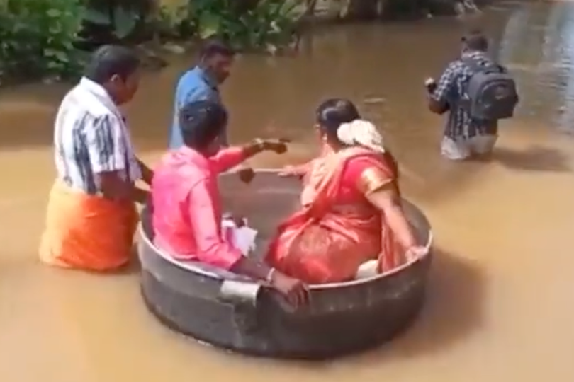 Chú rể rước cô dâu bằng nồi siêu to khổng lồ trong dòng nước lũ