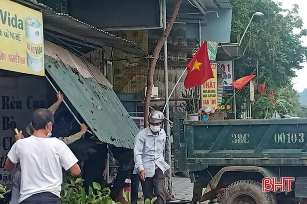 Tháo dỡ biển quảng cáo lấn chiếm hành lang QL8, đường Hồ Chí Minh
