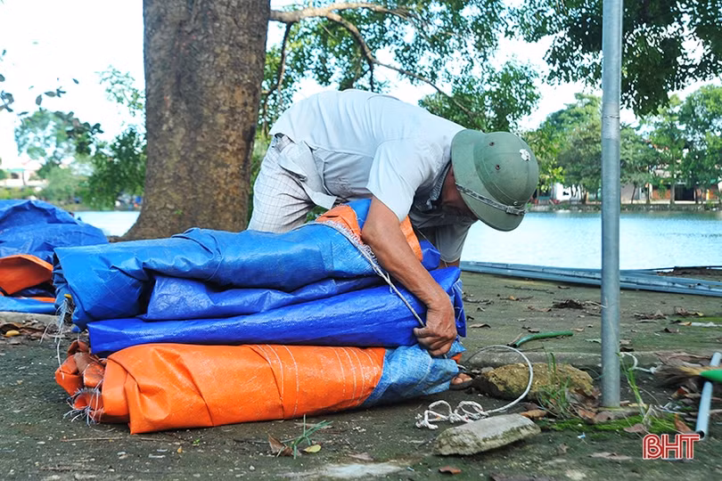 Tiểu thương tháo dỡ ki-ốt, bàn giao mặt bằng cải tạo hồ Bình Sơn ở phố núi Hà Tĩnh