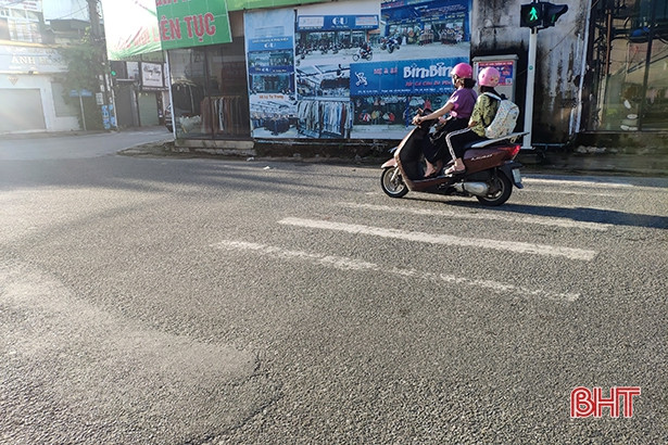 Vạch kẻ đường bong tróc tại nhiều giao lộ ở TP Hà Tĩnh