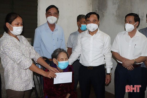 Cẩm Xuyên tặng gần 700 suất quà cho người cao tuổi hoàn cảnh khó khăn