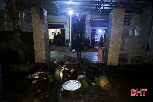 Uống rượu say, 1 người dân Đức Thọ tự đốt cháy 3 chiếc xe của gia đình