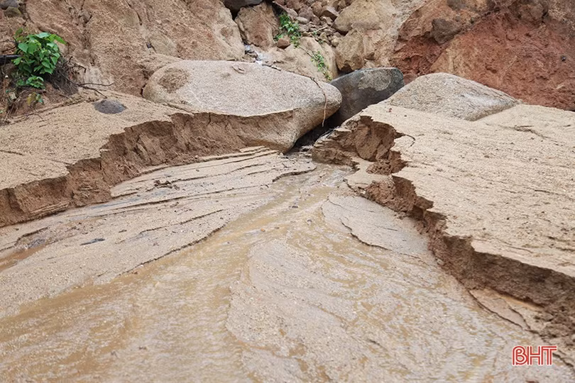 Khó khăn trong khắc phục đất đá sạt lở chắn ngang các tuyến đường ở Hà Tĩnh