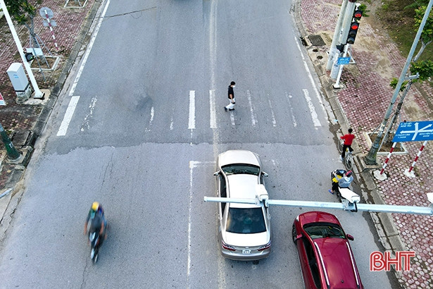 Vạch kẻ đường bong tróc tại nhiều giao lộ ở TP Hà Tĩnh