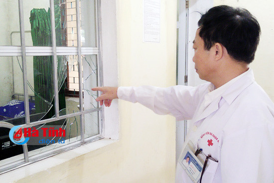 dua ban gai vao cap cuu con gay roi dap vo kinh cua so benh vien