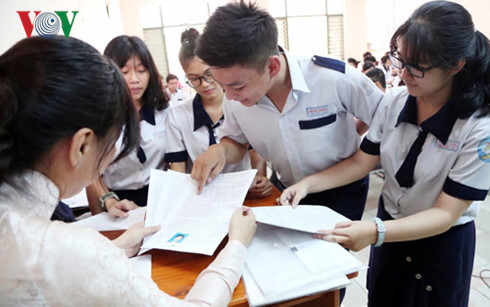 Việc bỏ điểm sàn đang gây lo ngại về chất lượng ĐH đi xuống. bo diem san canh cua vao dai hoc bi pha bo