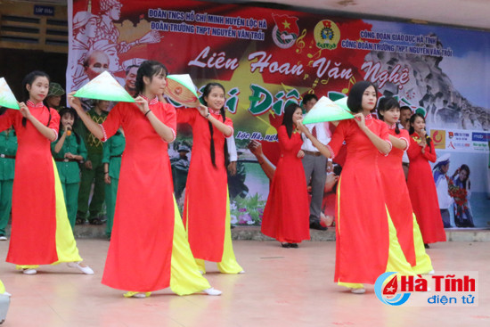 lang dong buoi giao luu van nghe giai dieu tu hao