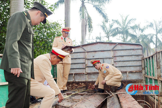 bat xe tai cho 48 be go lau trong dem