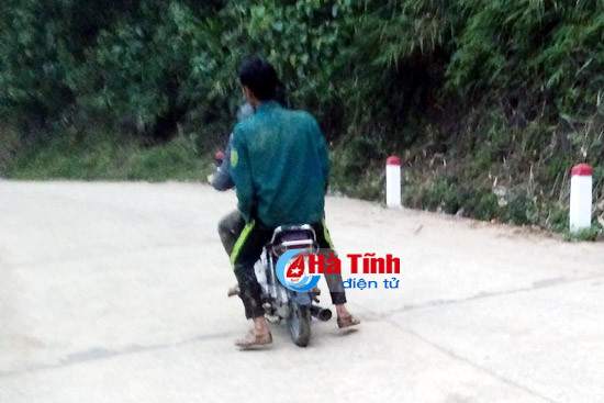 bi phat hien van chuyen go trai phep 4 doi tuong bo cua chay nguoi