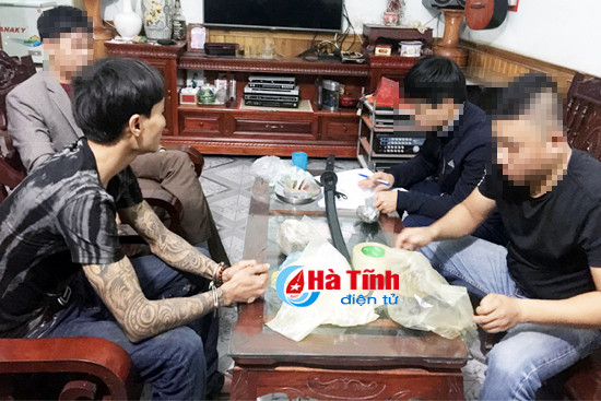 bat doi tuong com can thu luong lon ma tuy va hang nong