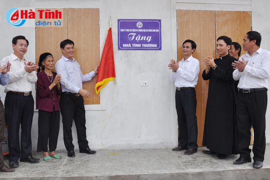 trao nha cho cu ba don than tang qua tre em hoan canh kho khan