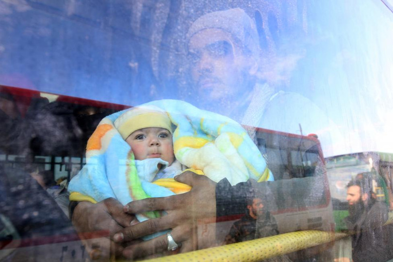 photo tren chuyen xe buyt roi aleppo