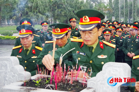 dang huong tuong niem bac ho va vieng liet sy