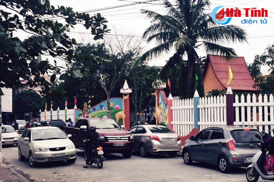 dua don con truoc cong truong xin dung manh ai nay do