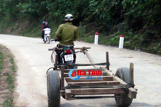 bi phat hien van chuyen go trai phep 4 doi tuong bo cua chay nguoi