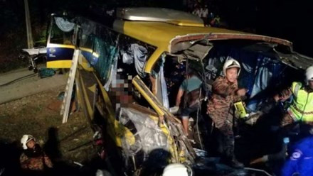 xe bus lao xuong vach nui 14 nguoi chet tham tai malaysia