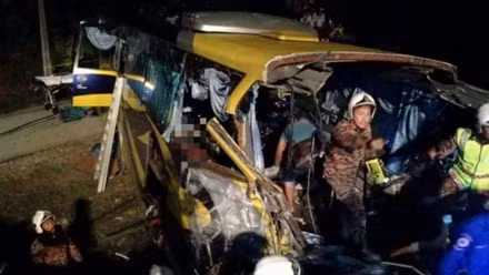xe bus lao xuong vach nui 14 nguoi chet tham tai malaysia