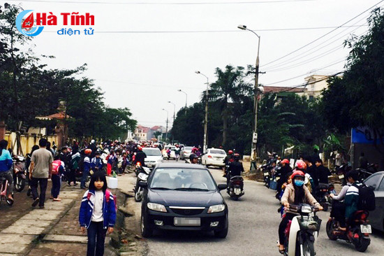 dua don con truoc cong truong xin dung manh ai nay do