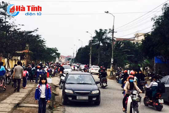 dua don con truoc cong truong xin dung manh ai nay do