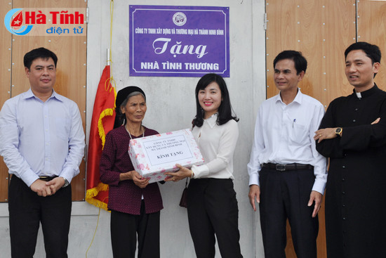 trao nha cho cu ba don than tang qua tre em hoan canh kho khan