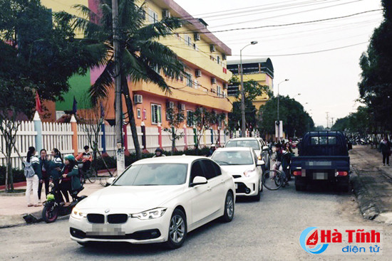 dua don con truoc cong truong xin dung manh ai nay do