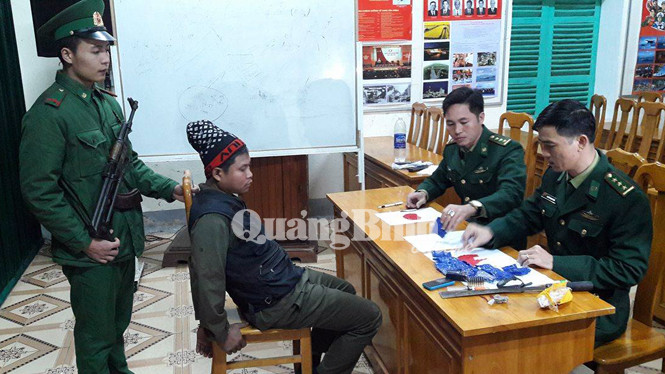 bat giu mot doi tuong nguoi lao mang theo gan 2 000 vien ma tuy