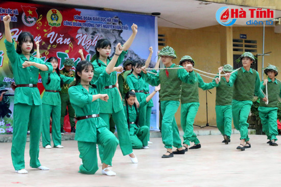 lang dong buoi giao luu van nghe giai dieu tu hao