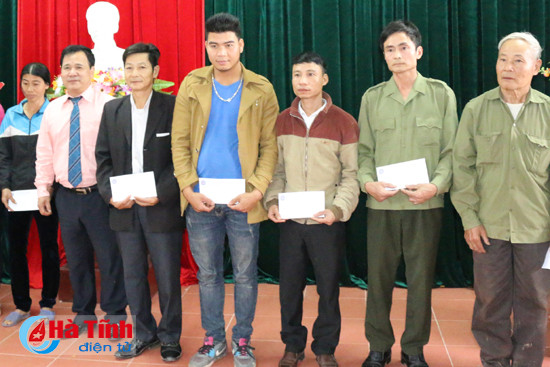 dai hoc thuong mai trao 150 trieu dong cho nguoi dan vung lu vu quang