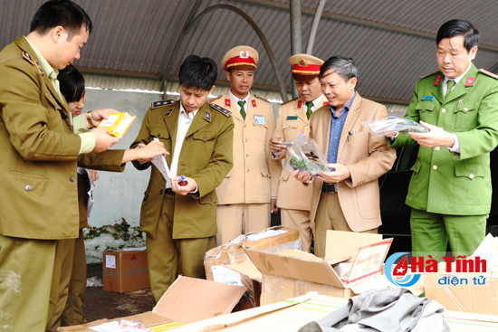 bat giu 3 xe tai van chuyen luong lon hang lau trong dem