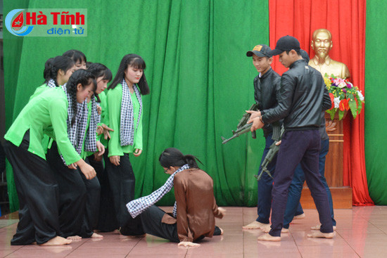 xem co tro san khau hoa tho ca khang chien