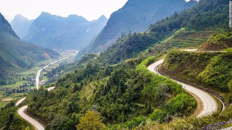 phong vien cnn phuot khap viet nam bang xe may