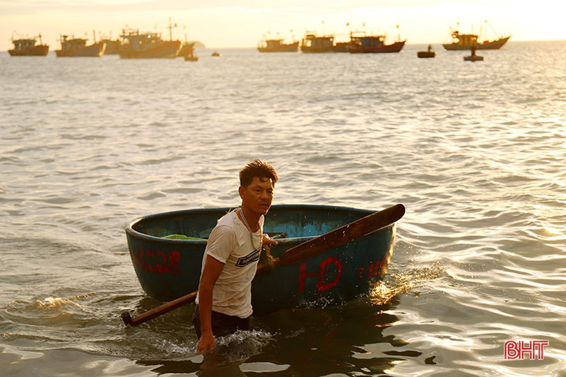 “Kỹ nghệ” chèo thuyền thúng của ngư dân Hà Tĩnh