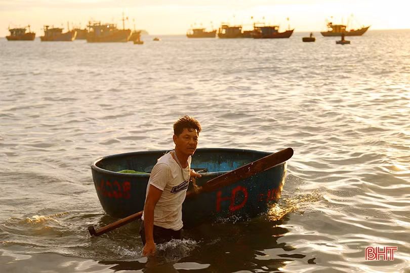 “Kỹ nghệ” chèo thuyền thúng của ngư dân Hà Tĩnh