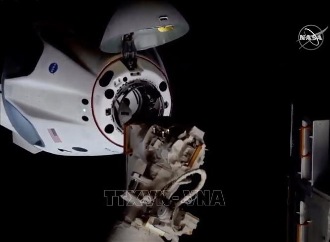 Tàu vũ trụ Crew Dragon “cập bến” ISS