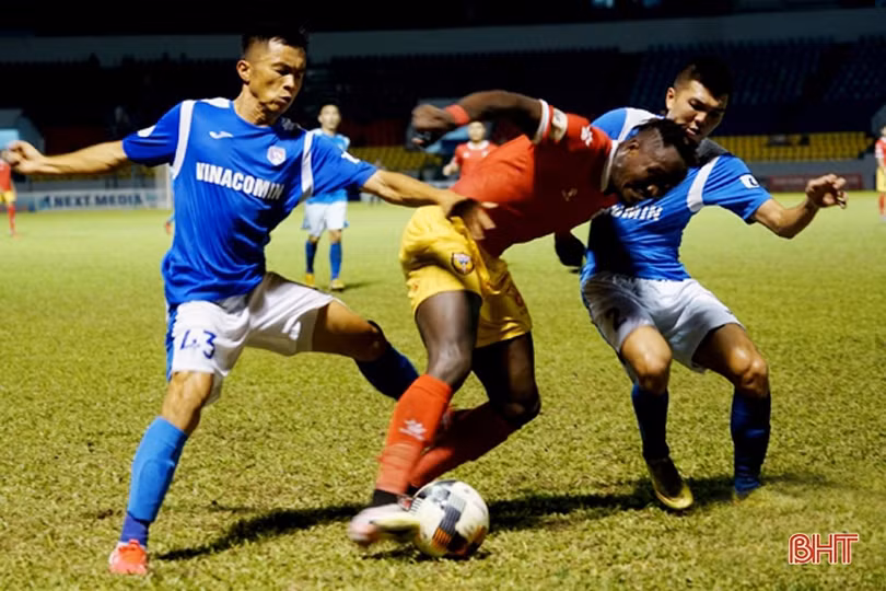 Hạ chủ nhà Than Quảng Ninh 2 - 0, Hồng Lĩnh Hà Tĩnh có 3 điểm đầu tiên ở V.League