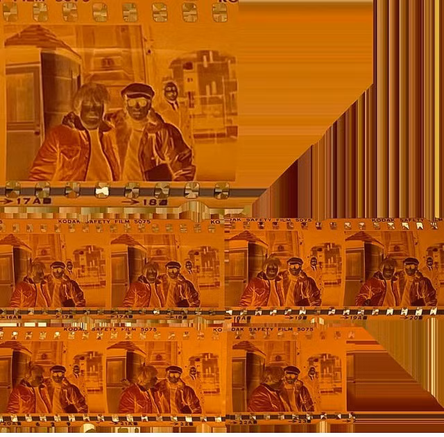 Khoảnh khắc huyền thoại âm nhạc John Lennon ký tên lưu niệm cho kẻ sát nhân