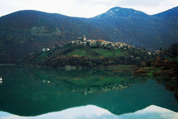 Ngôi làng cổ chìm dưới nước hàng thập kỷ sắp xuất hiện trở lại